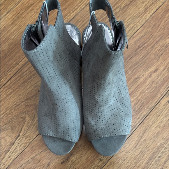 Justice Shoes - NWT Justice Gray Peep-Toe Heeled Boots size 5
